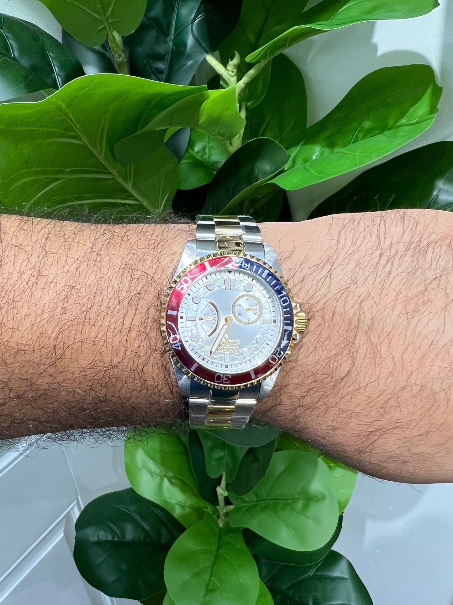 R44- Invicta Red & Black Men's Watch 42mm W.G
