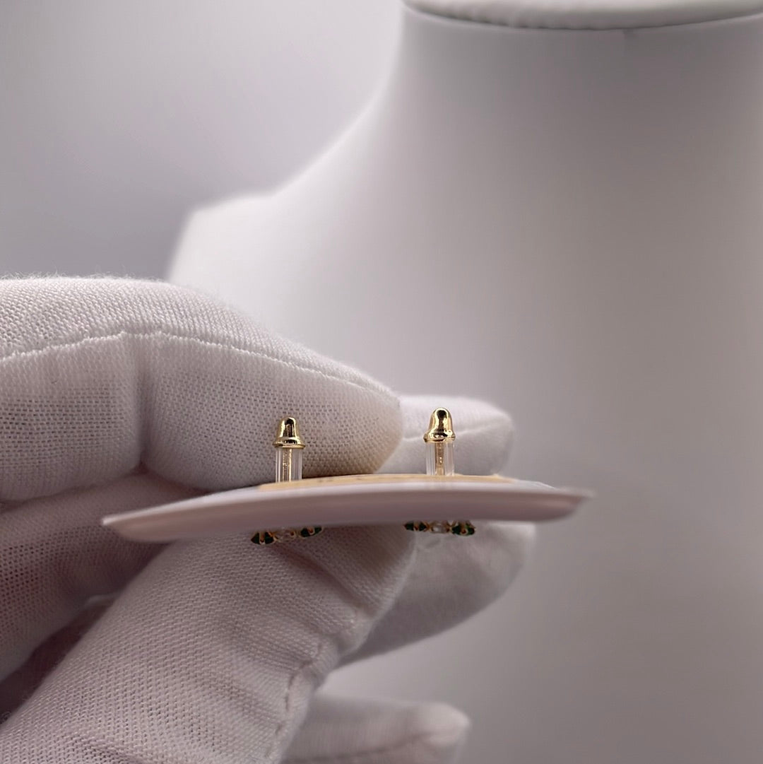 00115-Aretes tipo botón “Religiosos” de oro amarillo de 14 quilates