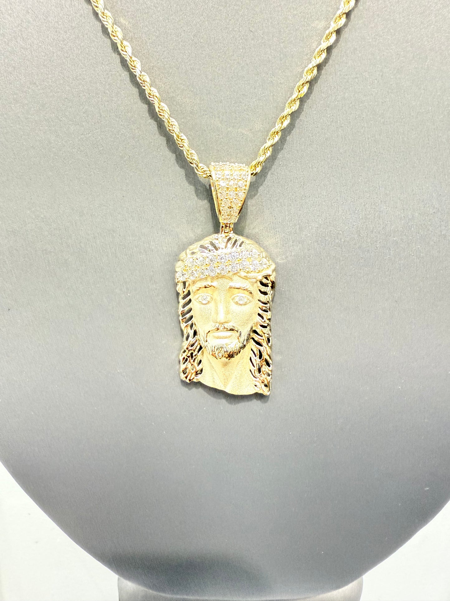 1040- NEW 14K Jesus Face Small Pendant (W.G)