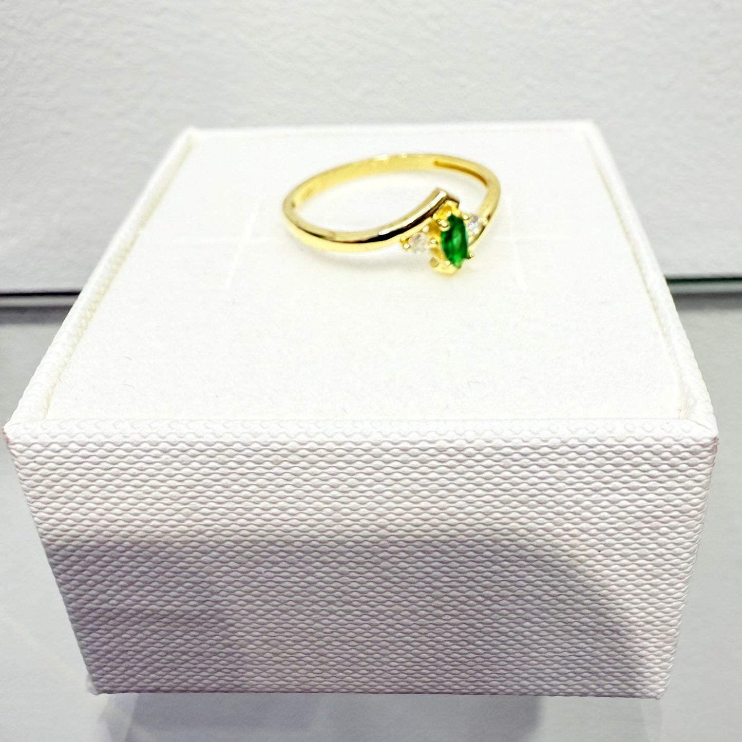 1112- NEW 14K Thin Green Oval Stone Ring W.G