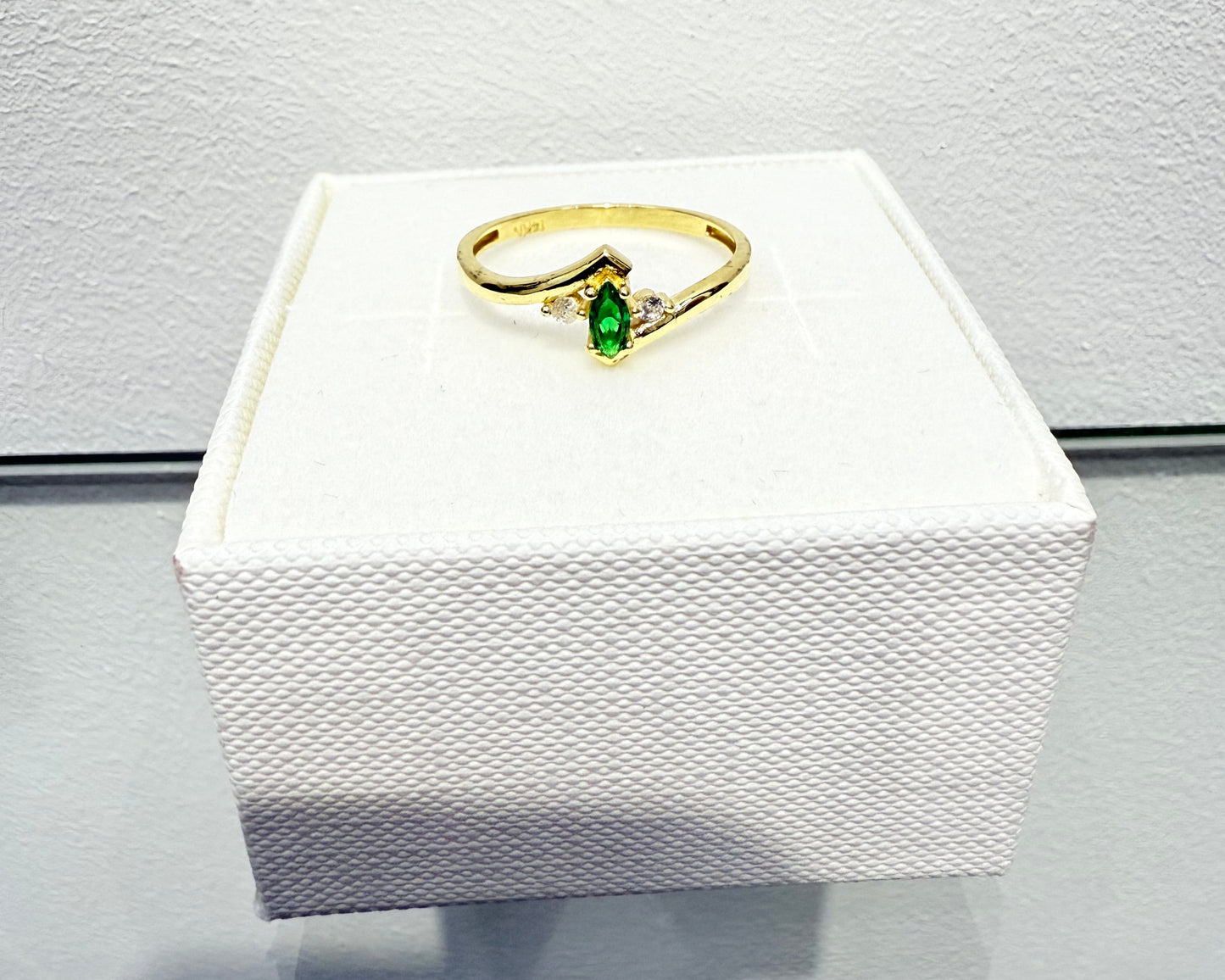 1112- NEW 14K Thin Green Oval Stone Ring W.G