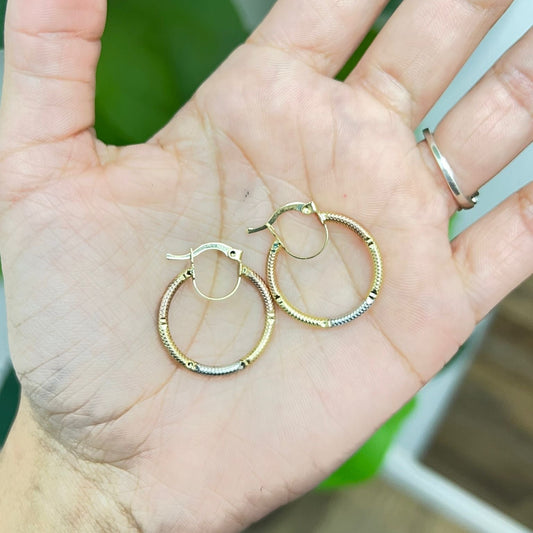 00153- Pendientes de aro de oro tricolor hueco de 14 quilates