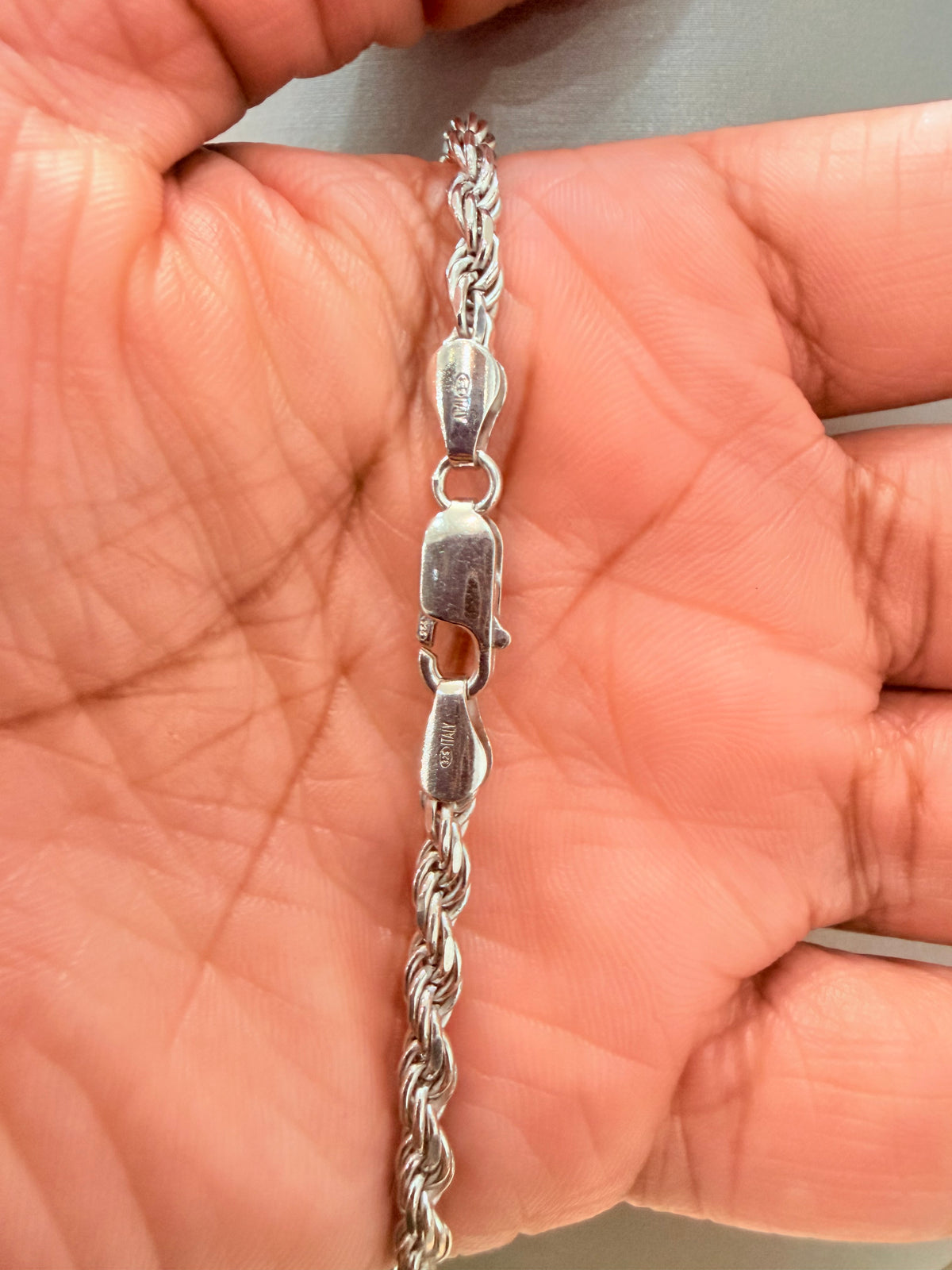 S0027- Cadena de cuerda plateada de 22”