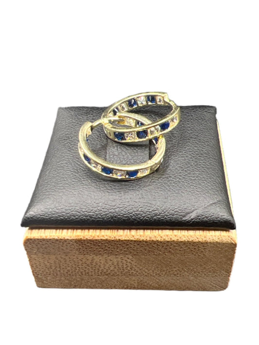 **353- Pendientes de aro de oro de 14 quilates con piedras azules y blancas de 16 x 2,80 mm