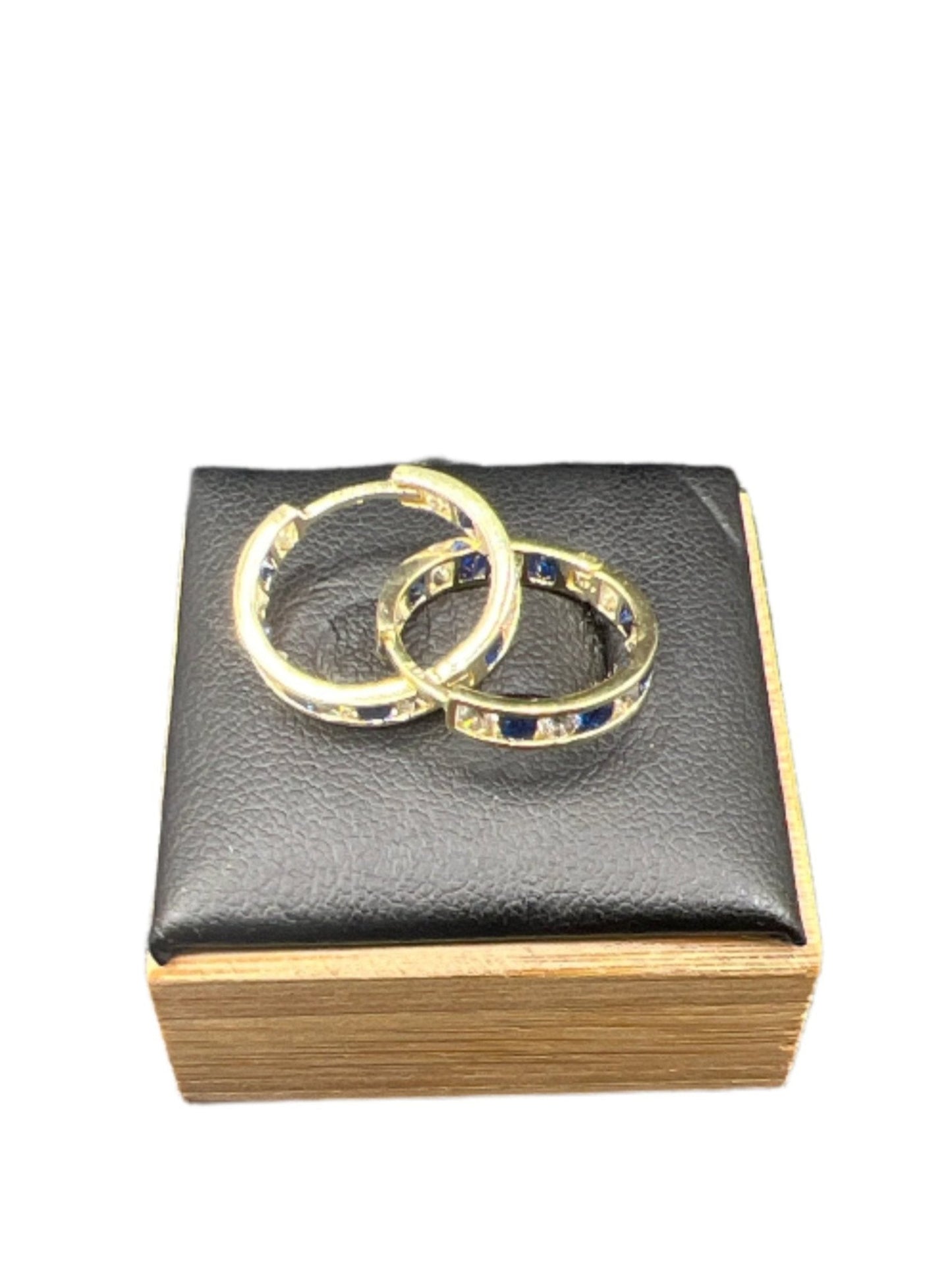 **353- Pendientes de aro de oro de 14 quilates con piedras azules y blancas de 16 x 2,80 mm