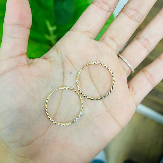 00152- Aros pequeños y finos de oro tricolor de 14 quilates