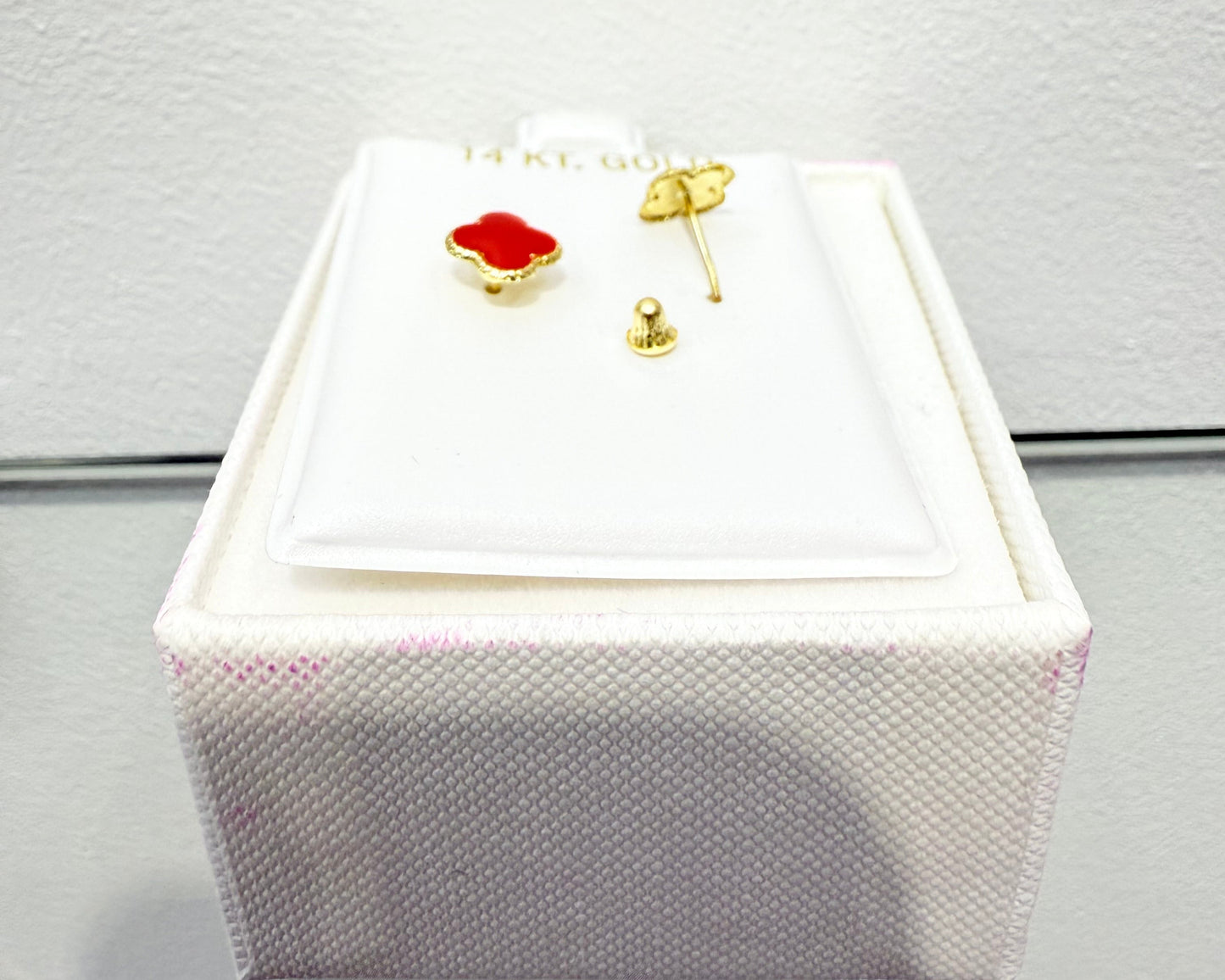1073-NEW 14k Gold Trebol Red Stud Earrings W.G