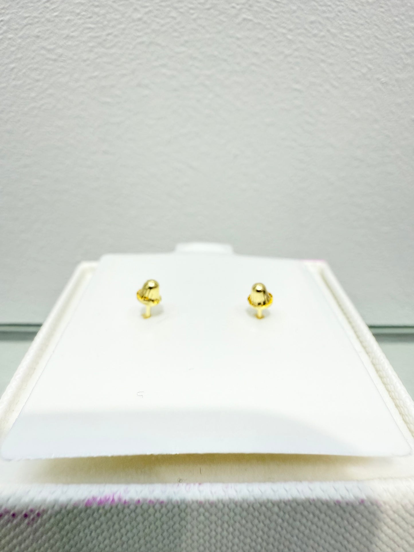 1073-NEW 14k Gold Trebol Red Stud Earrings W.G