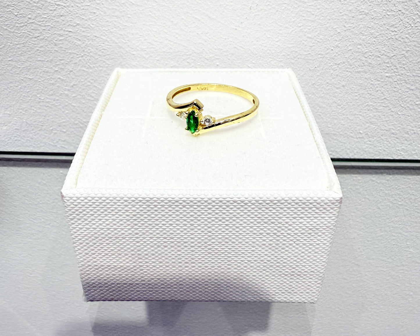 1112- NEW 14K Thin Green Oval Stone Ring W.G