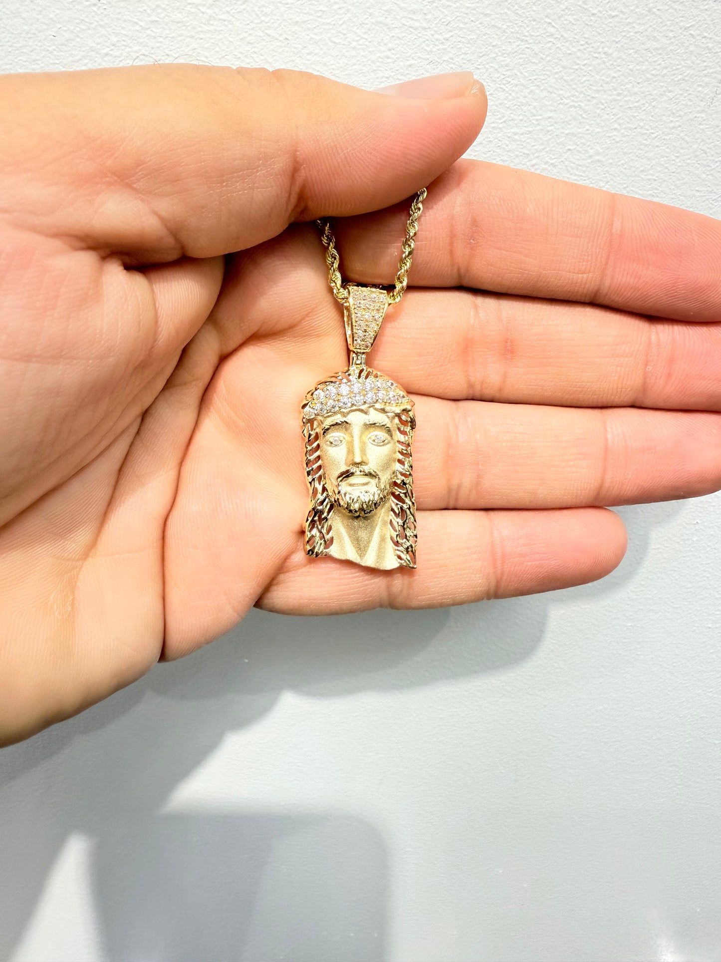 1040- NEW 14K Jesus Face Small Pendant (W.G)