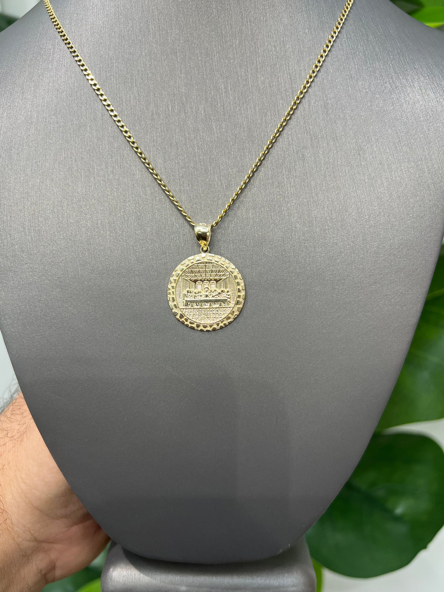 1315- 10K Nugget Round The Last Supper Pendant W.G