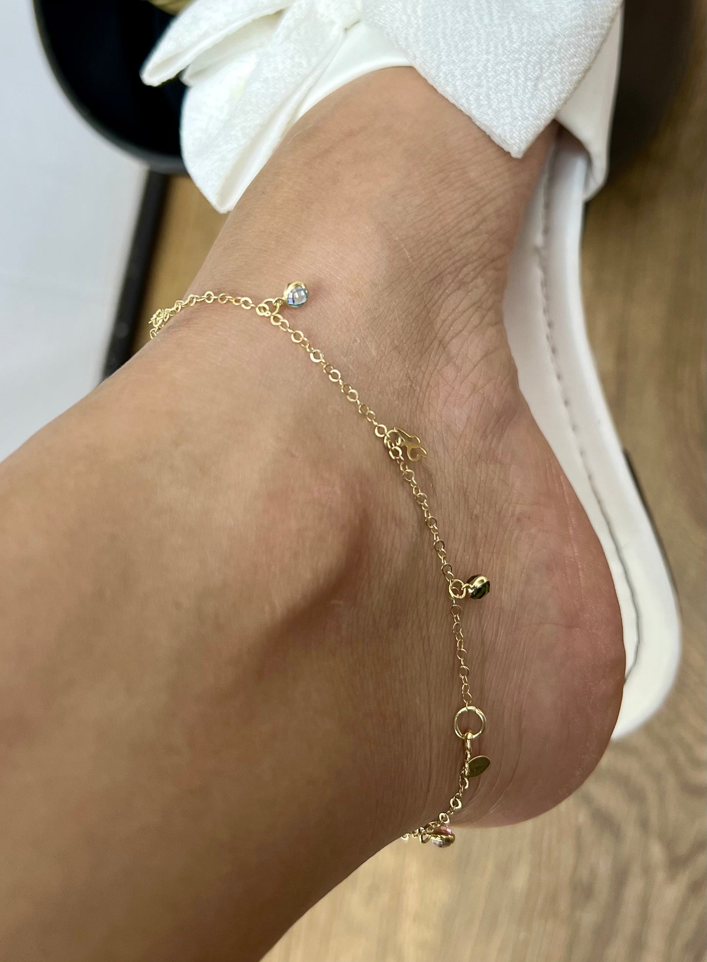 1157- NEW 14K Dangling Assorted Charms Anklet Bracelet W.G