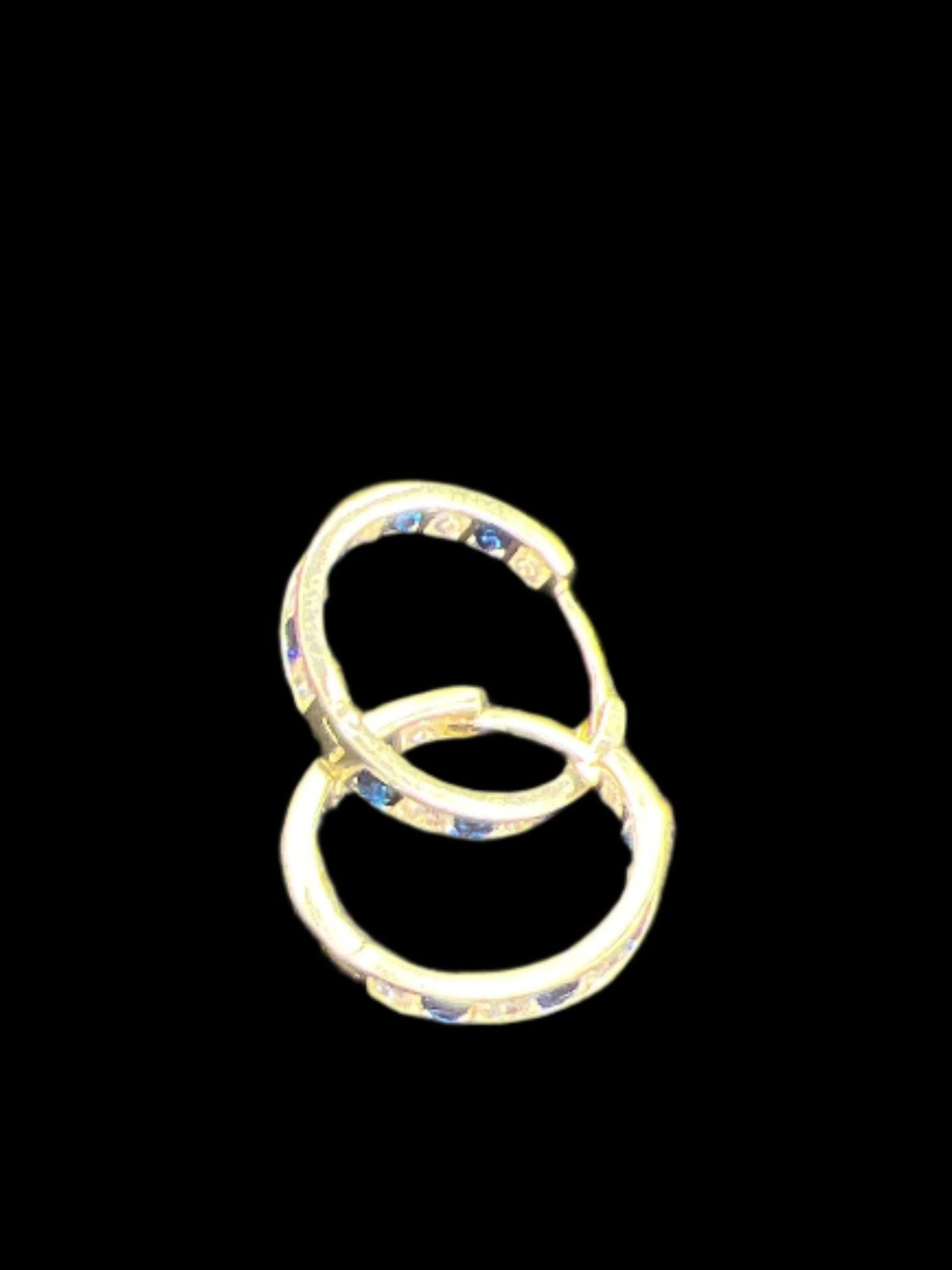 **353- Pendientes de aro de oro de 14 quilates con piedras azules y blancas de 16 x 2,80 mm