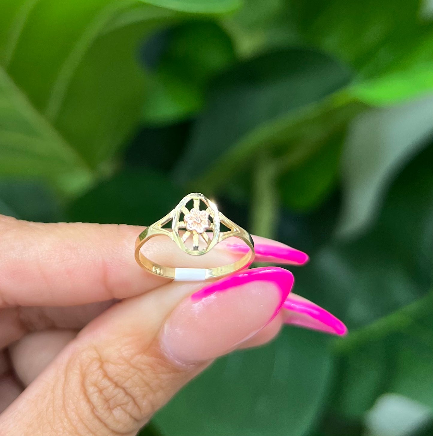 876- NEW 14K NEW Centered Flower Ring (W.G)