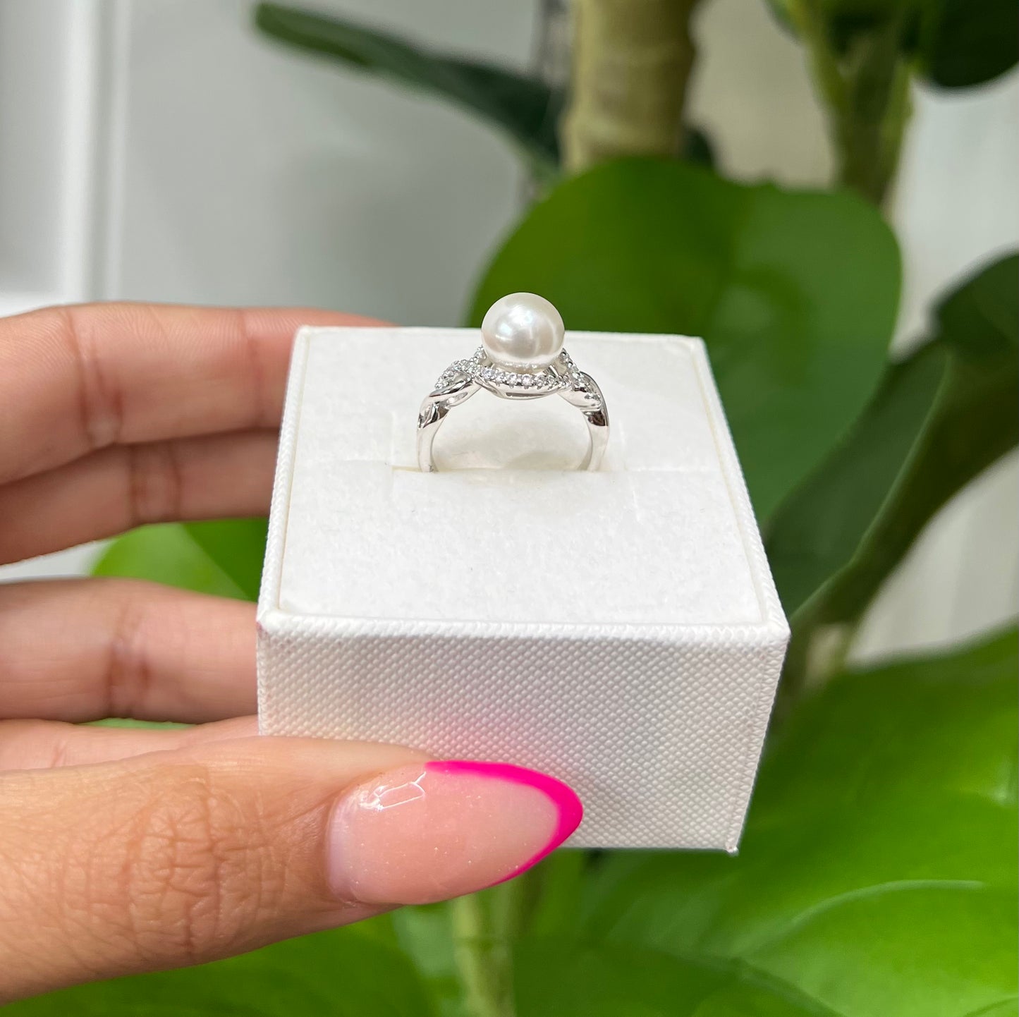 S822- NEW . 925 Sterling Silver Imitation Pearl White Ring W.G