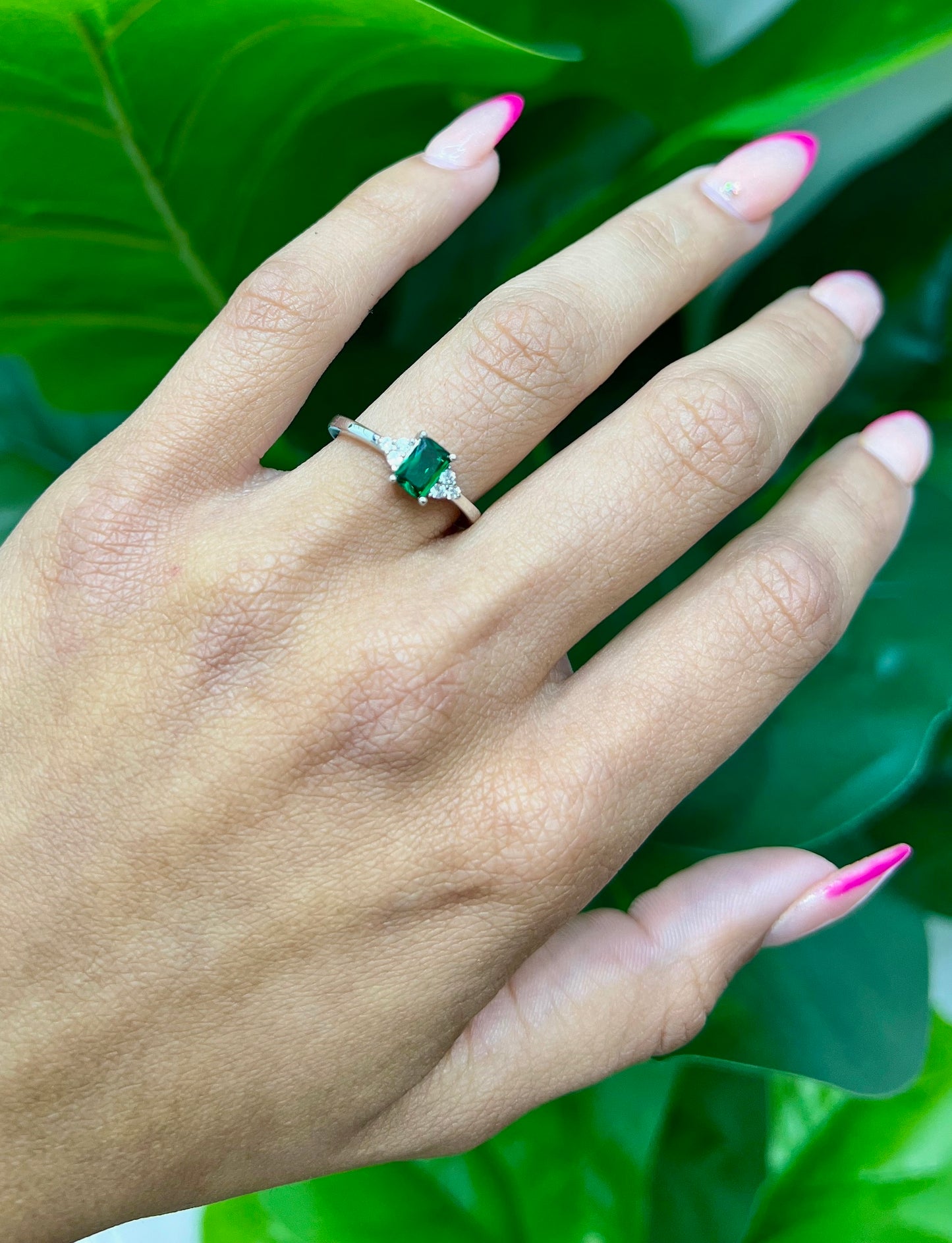 S556- NEW .925 Green Square Cz Women's Ring W.G