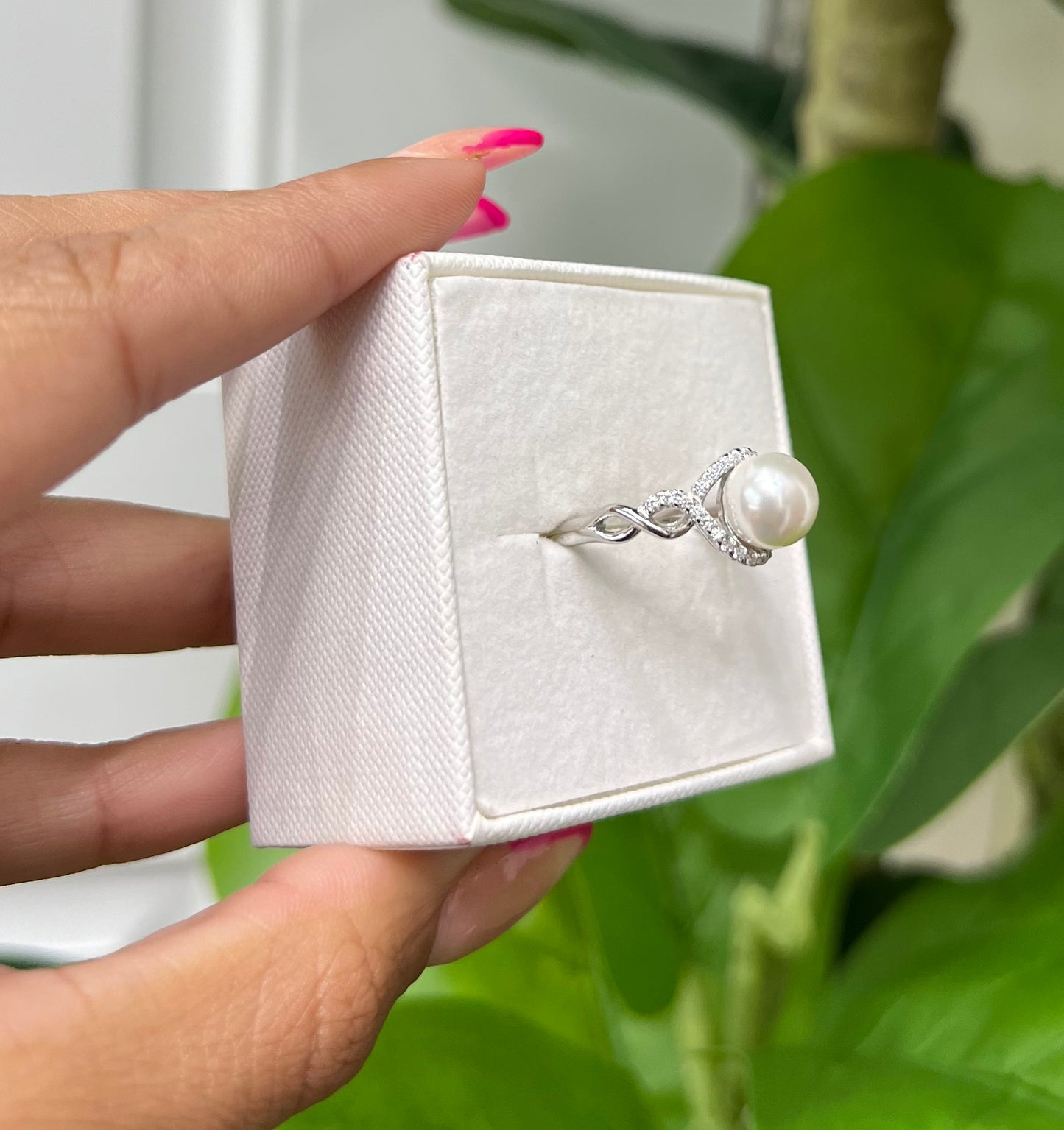 S822- NEW . 925 Sterling Silver Imitation Pearl White Ring W.G