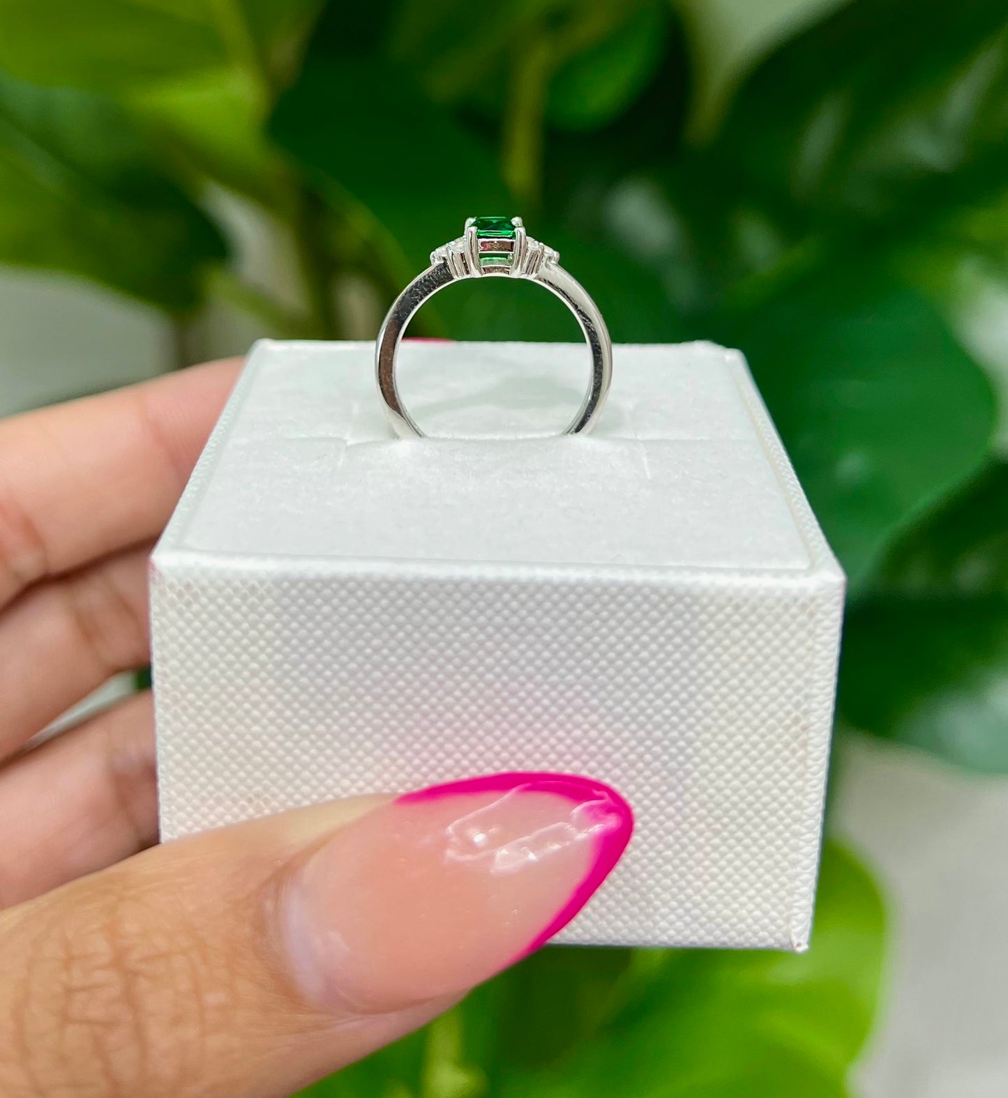 S556- NEW .925 Green Square Cz Women's Ring W.G