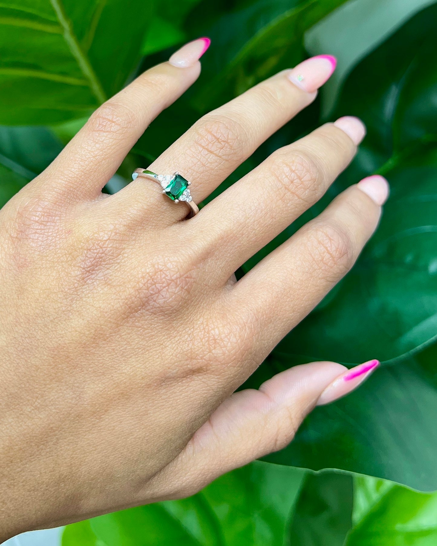 S556- NEW .925 Green Square Cz Women's Ring W.G