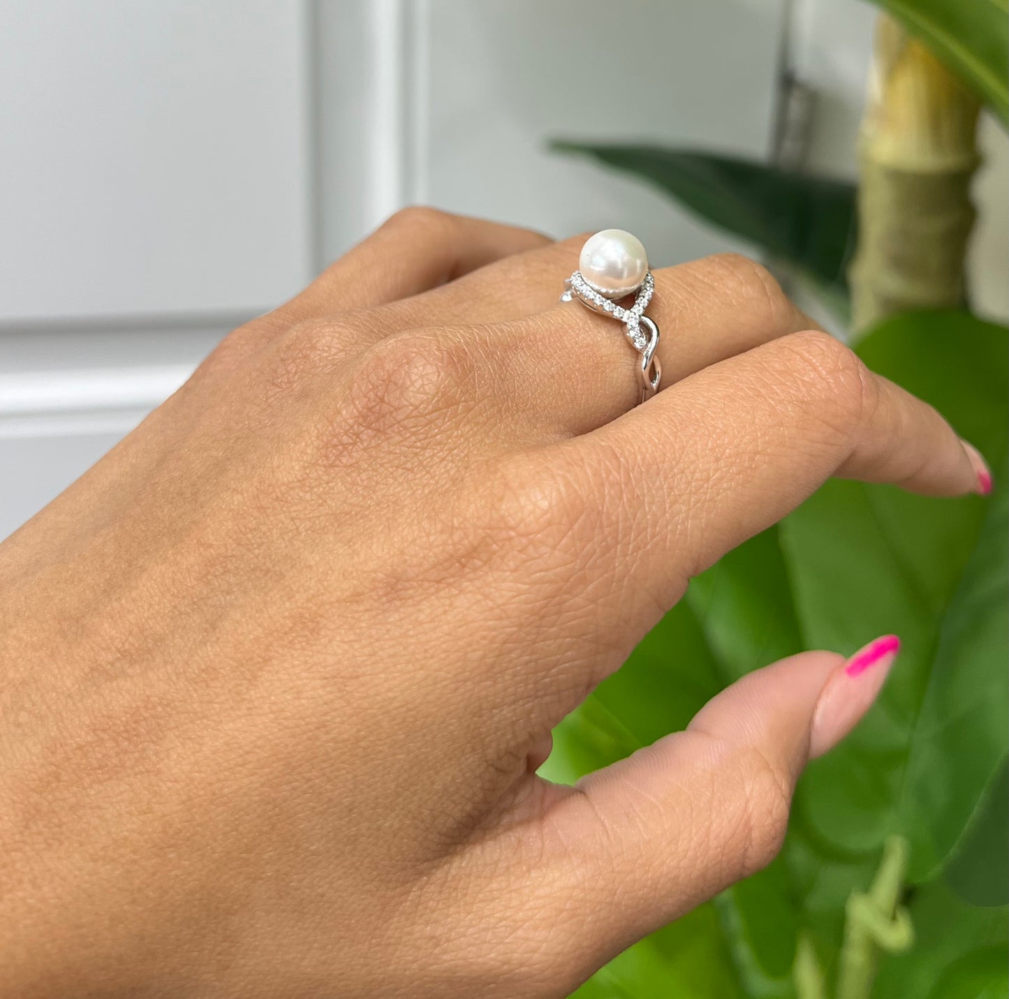 S822- NEW . 925 Sterling Silver Imitation Pearl White Ring W.G