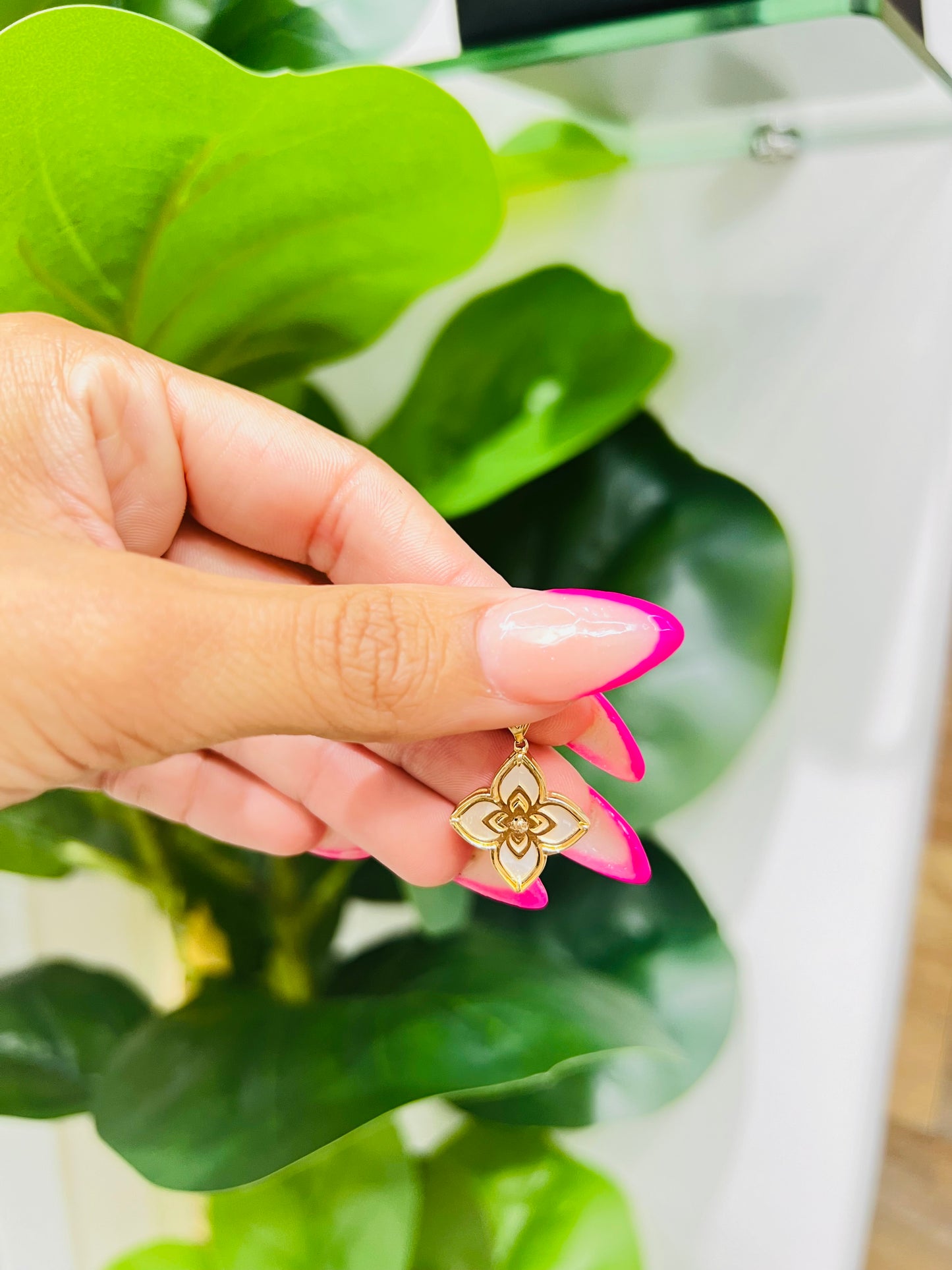 294- NEW 14K White Clover Pendant W.G