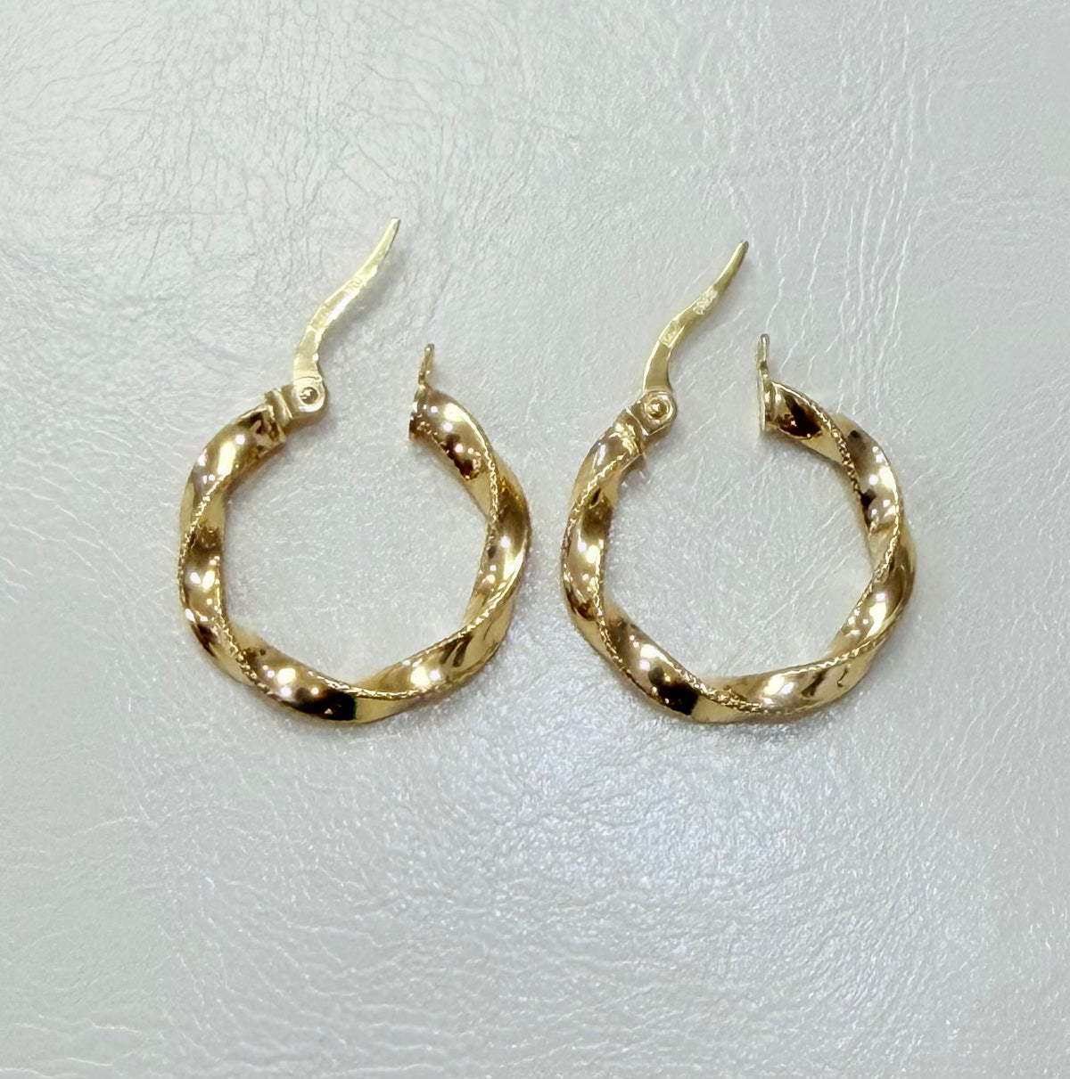 1819- NEW 14K Twisted Hoop Earrings (20x2.7mm) W.G