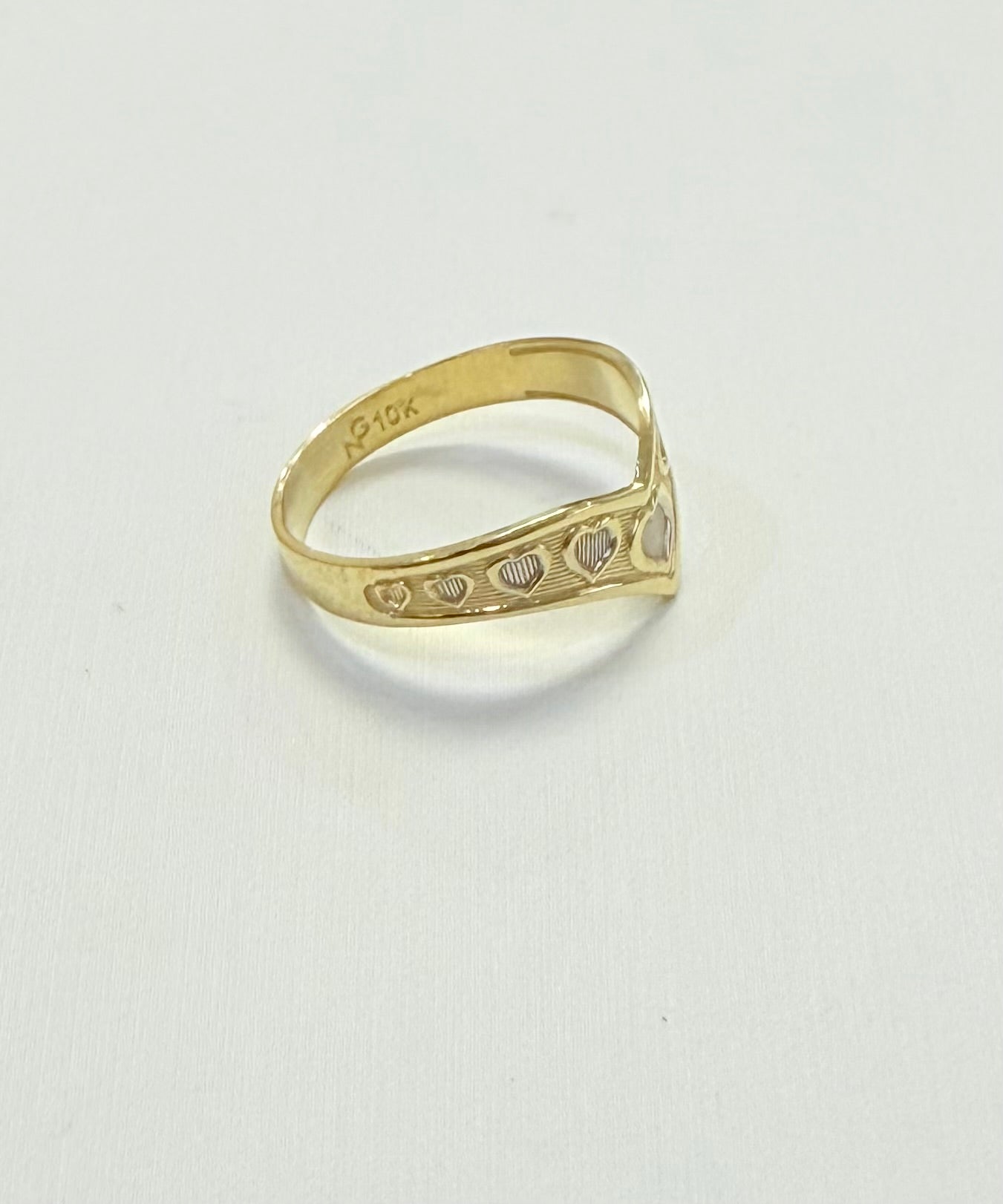 1711- NEW 10K V Shaped Heart Band Ring W.G
