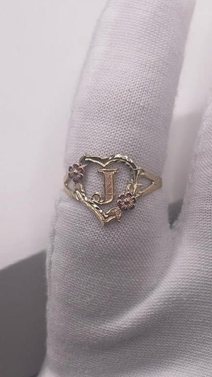 00163- Anillo de mujer en dos tonos con letra “J” en forma de corazón de oro de 14 quilates