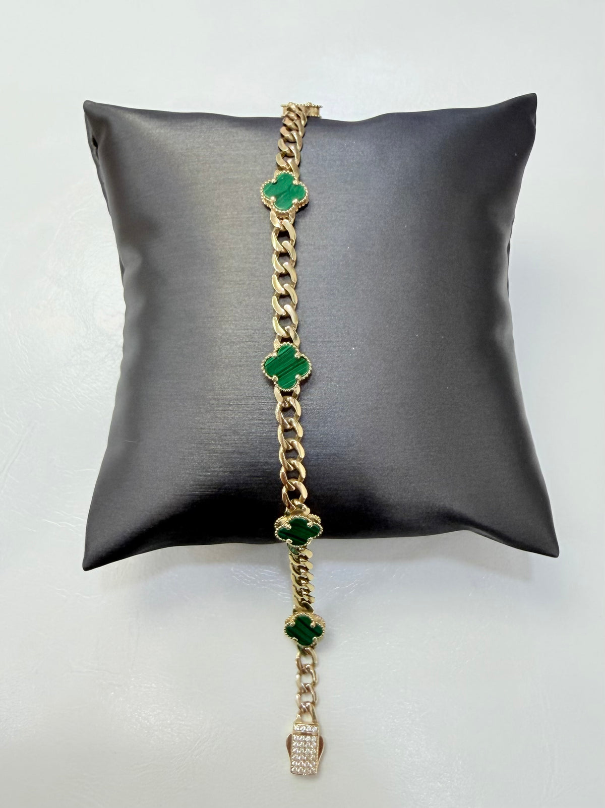 1813- NEW 14K Hollow Green Trebol Bracelet 7.5” (9.2mm) W.G