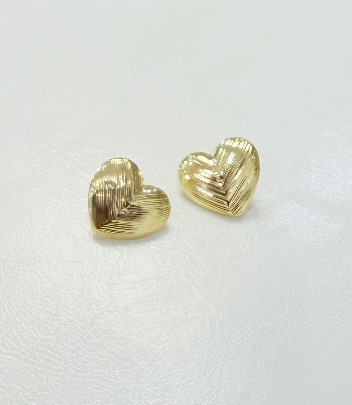 1821-NEW 14K Hollow Heart Stud Earrings (15x16.4mm) W.G