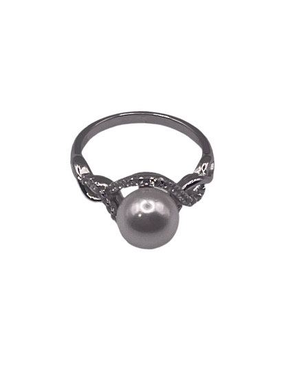 S822- White Imitation Pearl Ring Sz 6