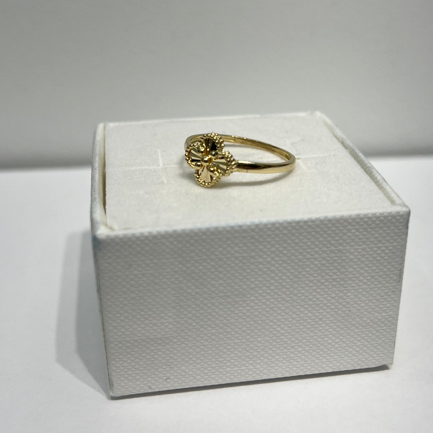 1190-NEW 14K Gold Trebol Women’s Ring (8mm) W.G