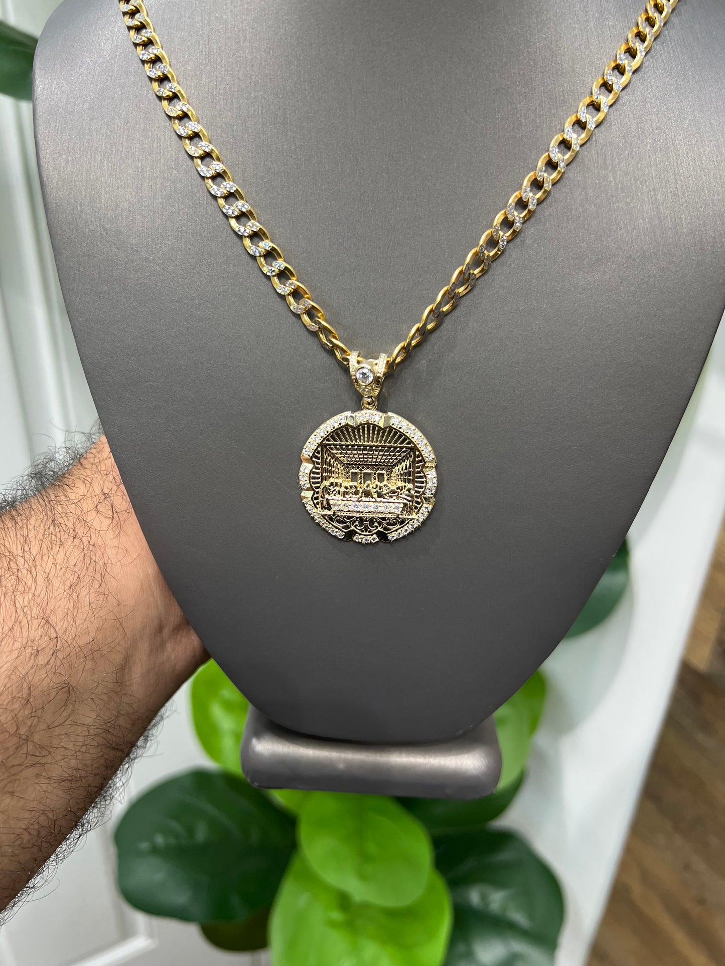 1301- NEW 10K Round the Last Supper Cz Pendant