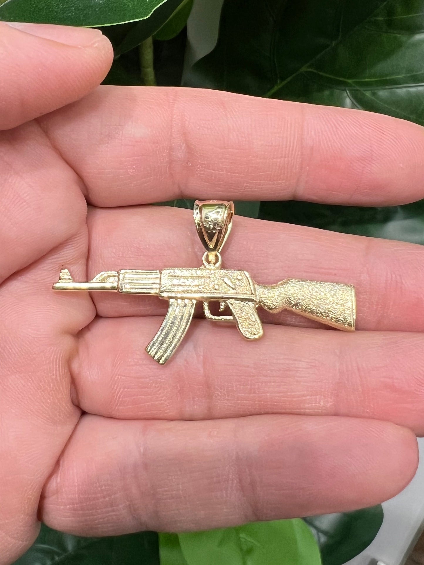 1651- NEW 10K Gold Rifle AK47 Pendant W.G