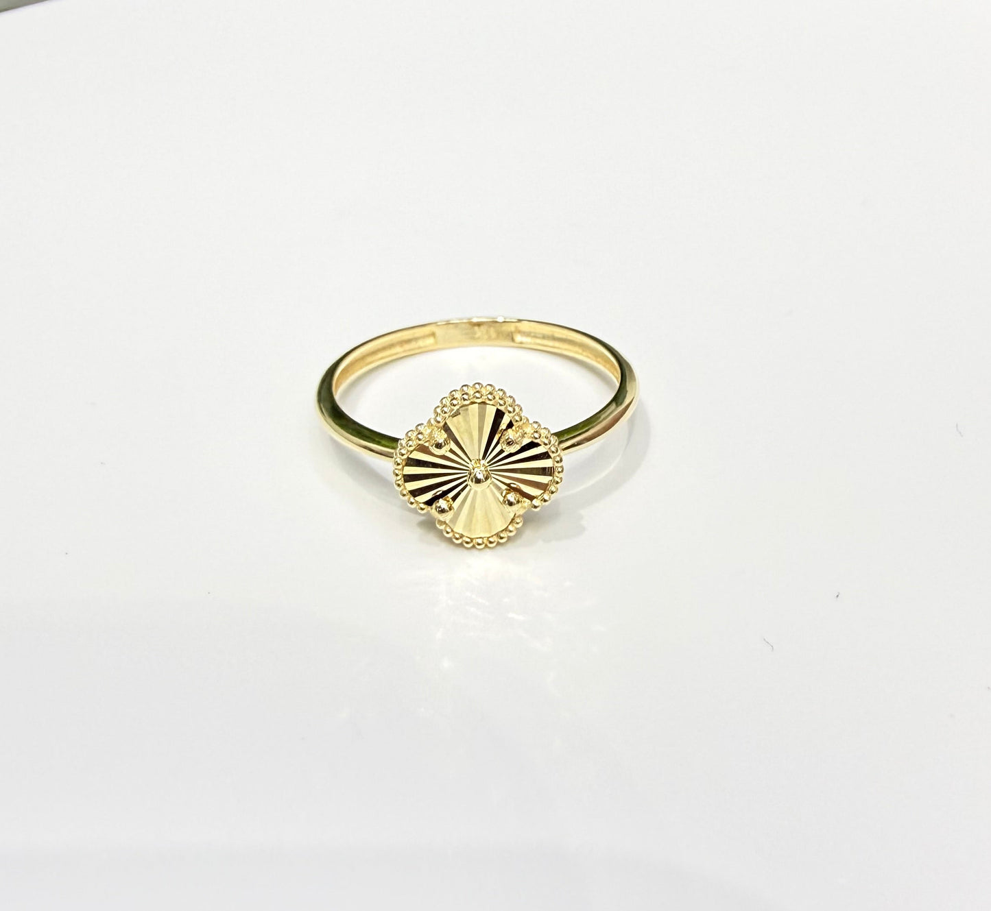 1583- NEW 14K Gold Trebol Ring (8mm) W.G