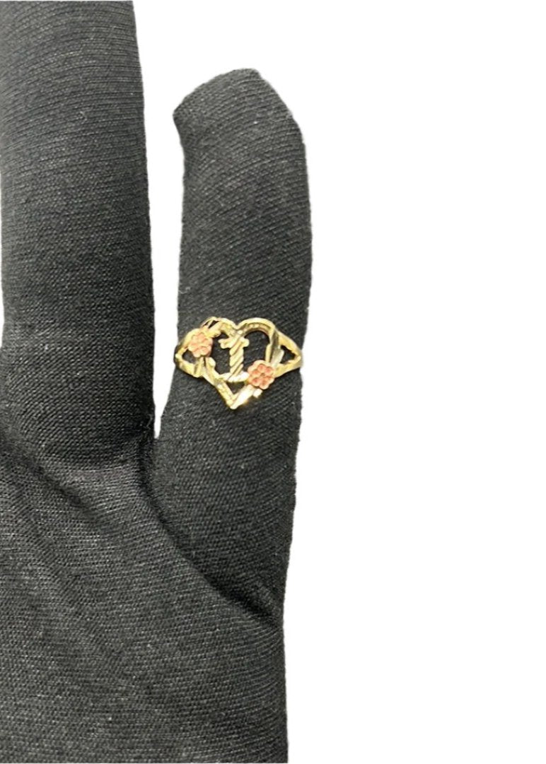 292- Anillo de oro amarillo de 14 quilates con forma de corazón y letra “I”