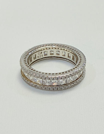 S559- .925 Sterling Silver Band Cz Stones W.G
