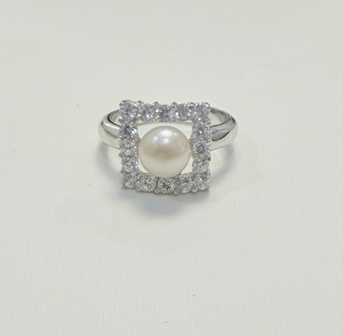 S820- NEW .925 Sterling Silver Square Imitation Pearl White Ring W.G