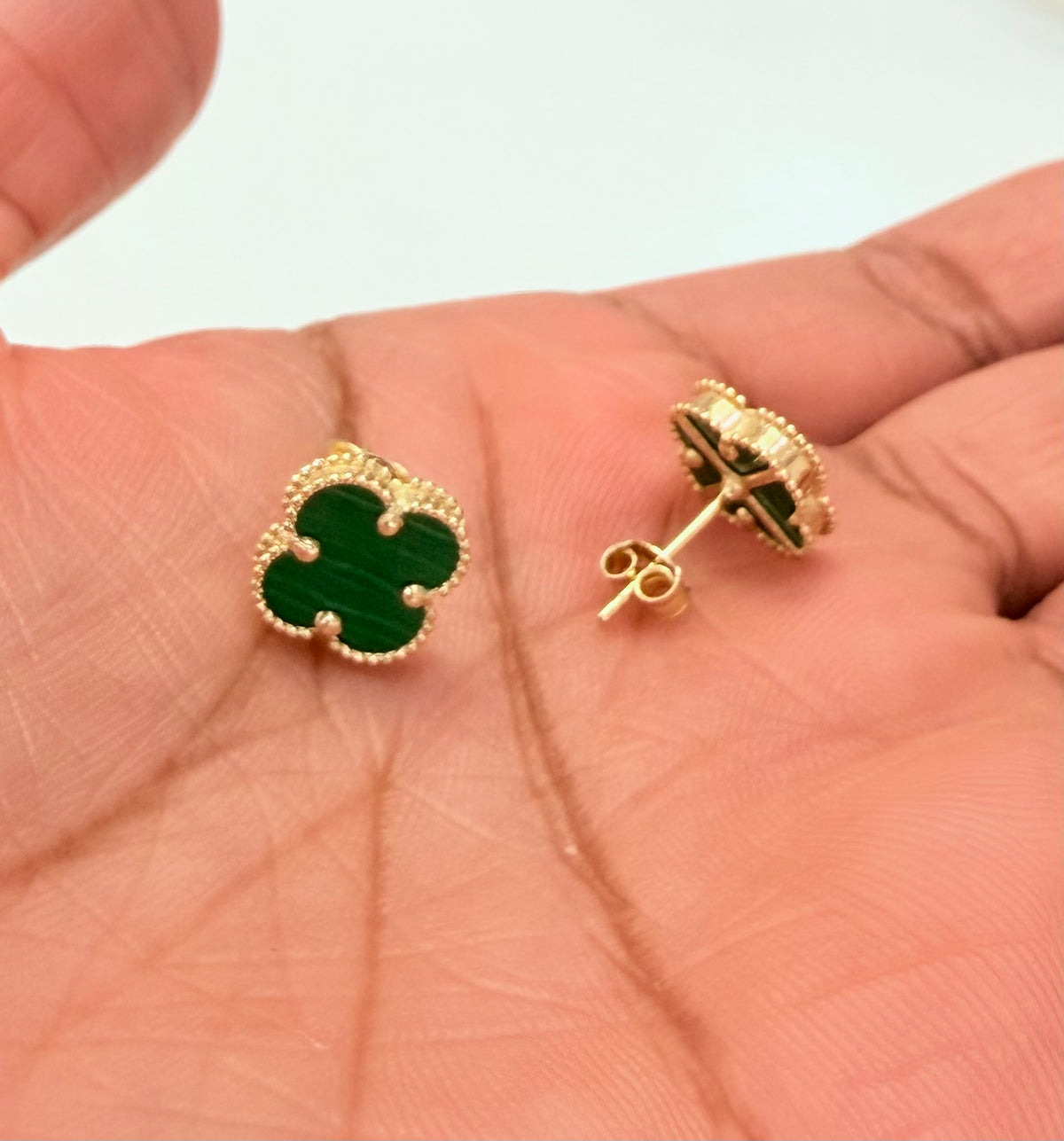 1820- NEW 14K Green Trebol Stud Earrings (9.8mm) W.G