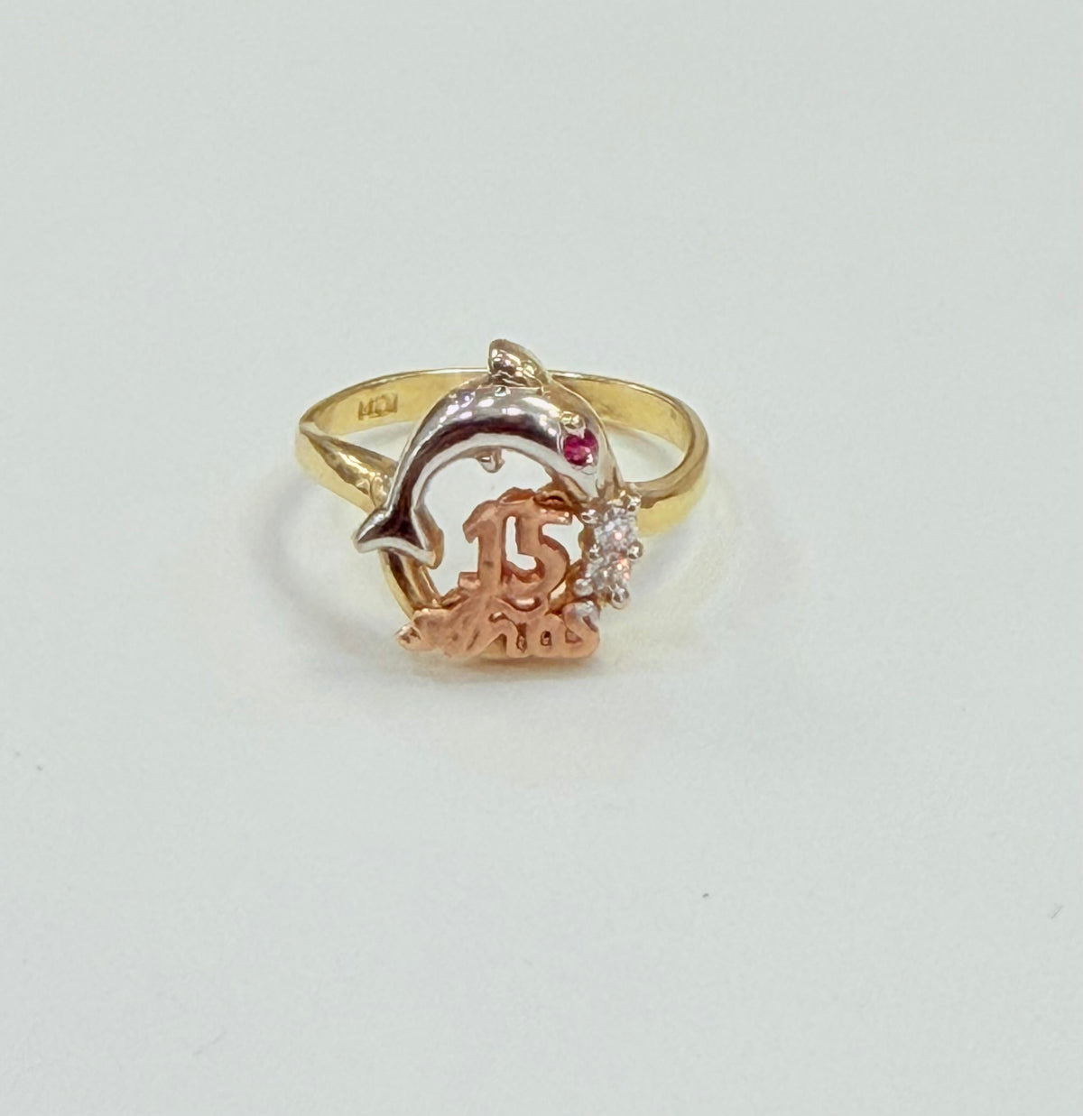 351- Anillo de quinceañera de oro de 14 quilates con delfín y número 15