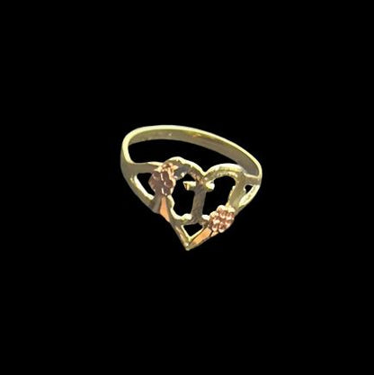 292- Anillo de oro amarillo de 14 quilates con forma de corazón y letra “I”