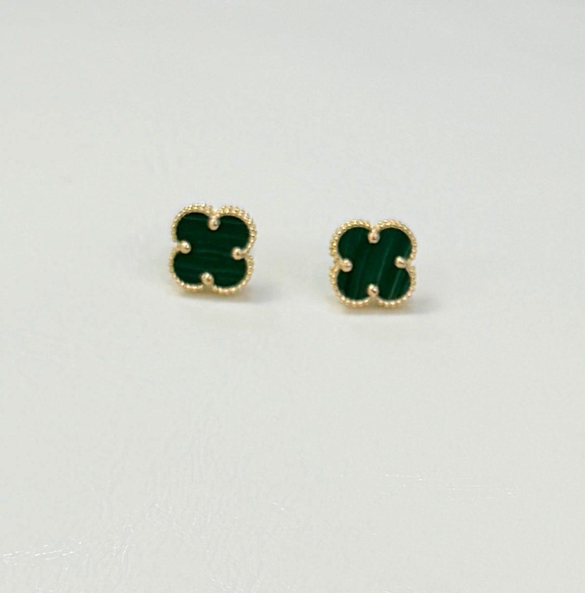 1820- NEW 14K Green Trebol Stud Earrings (9.8mm) W.G