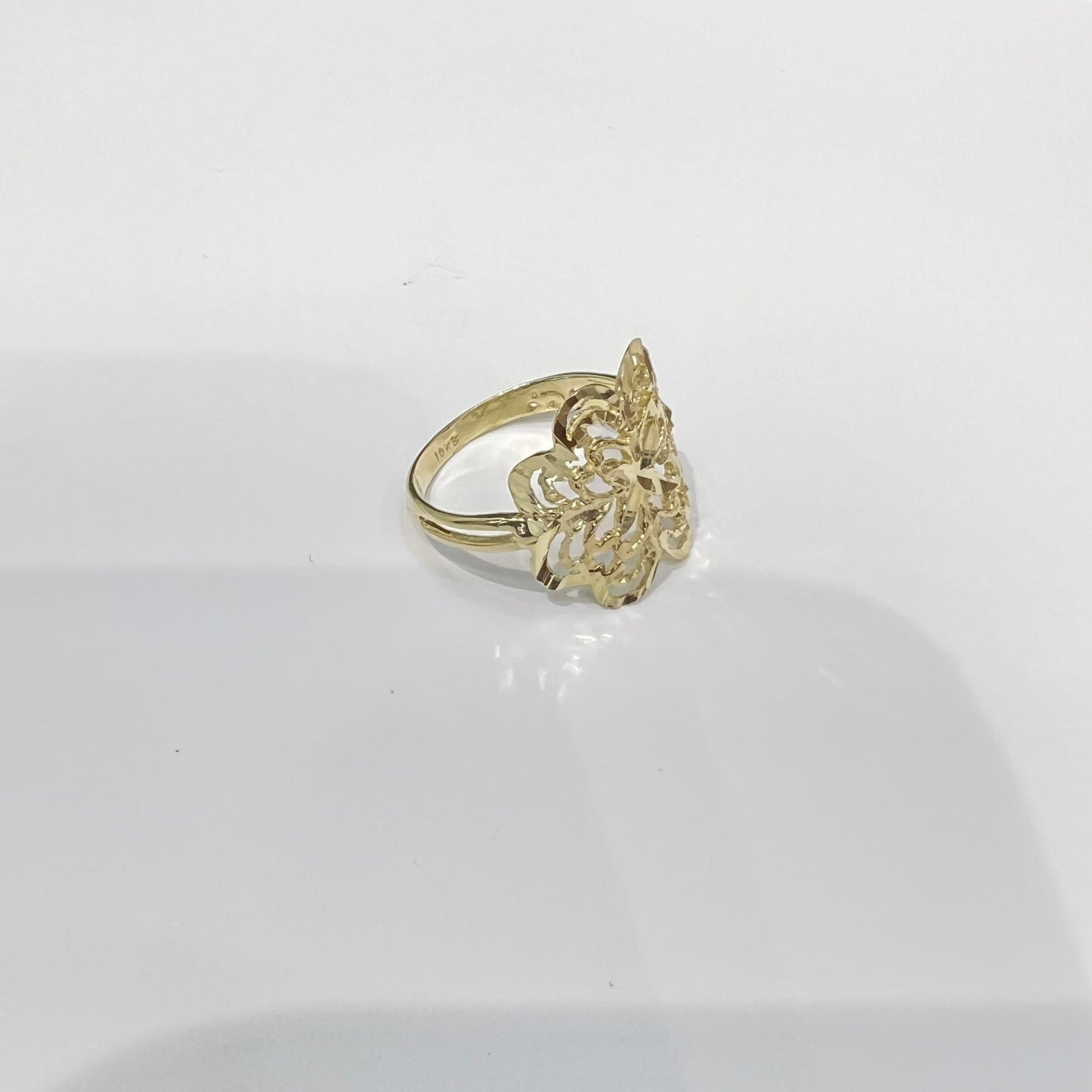 1637- NEW 10K Gold Swirl Flower Ring W.G