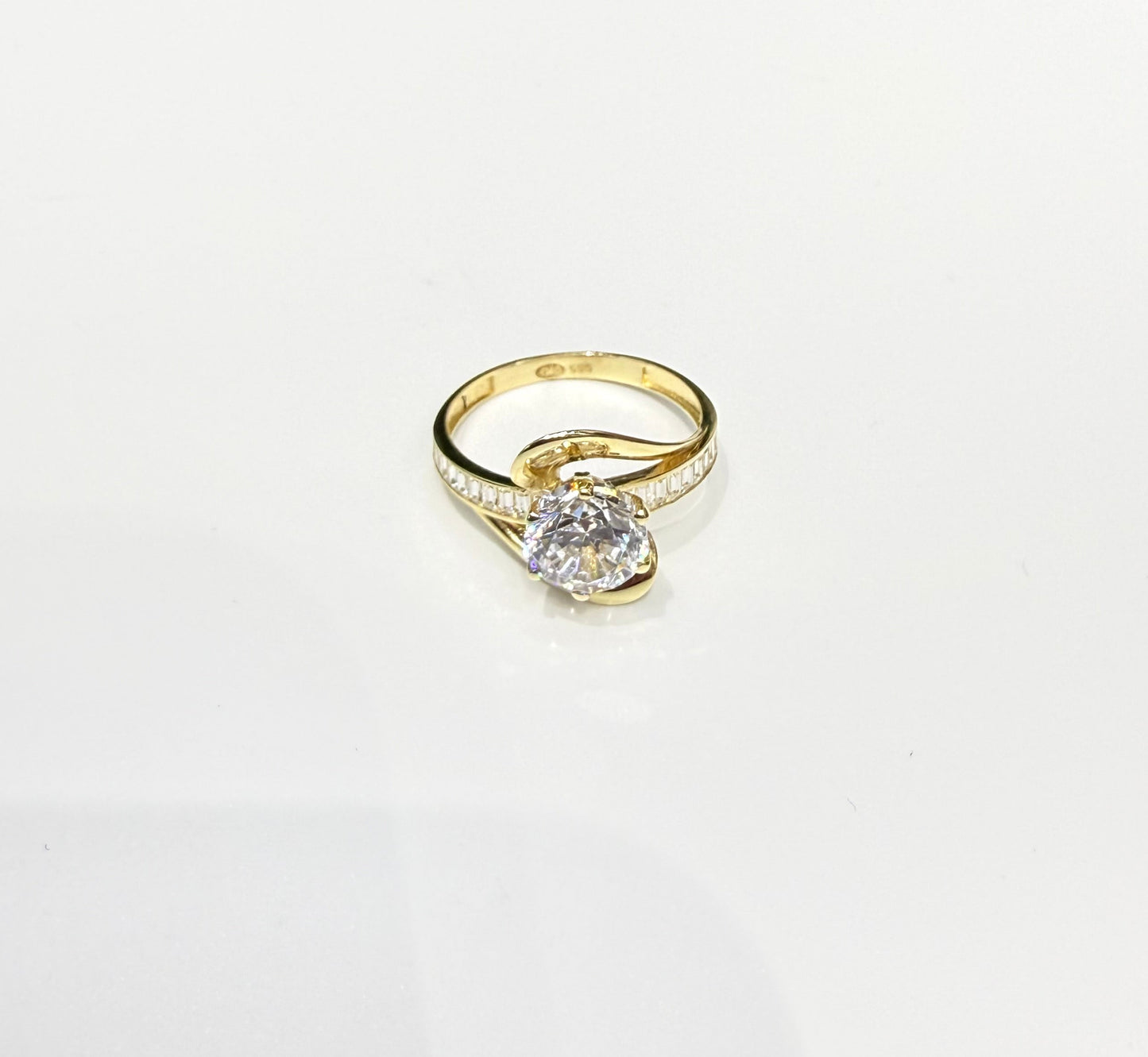 1582- NEW 14K Round Engagement Ring W.G