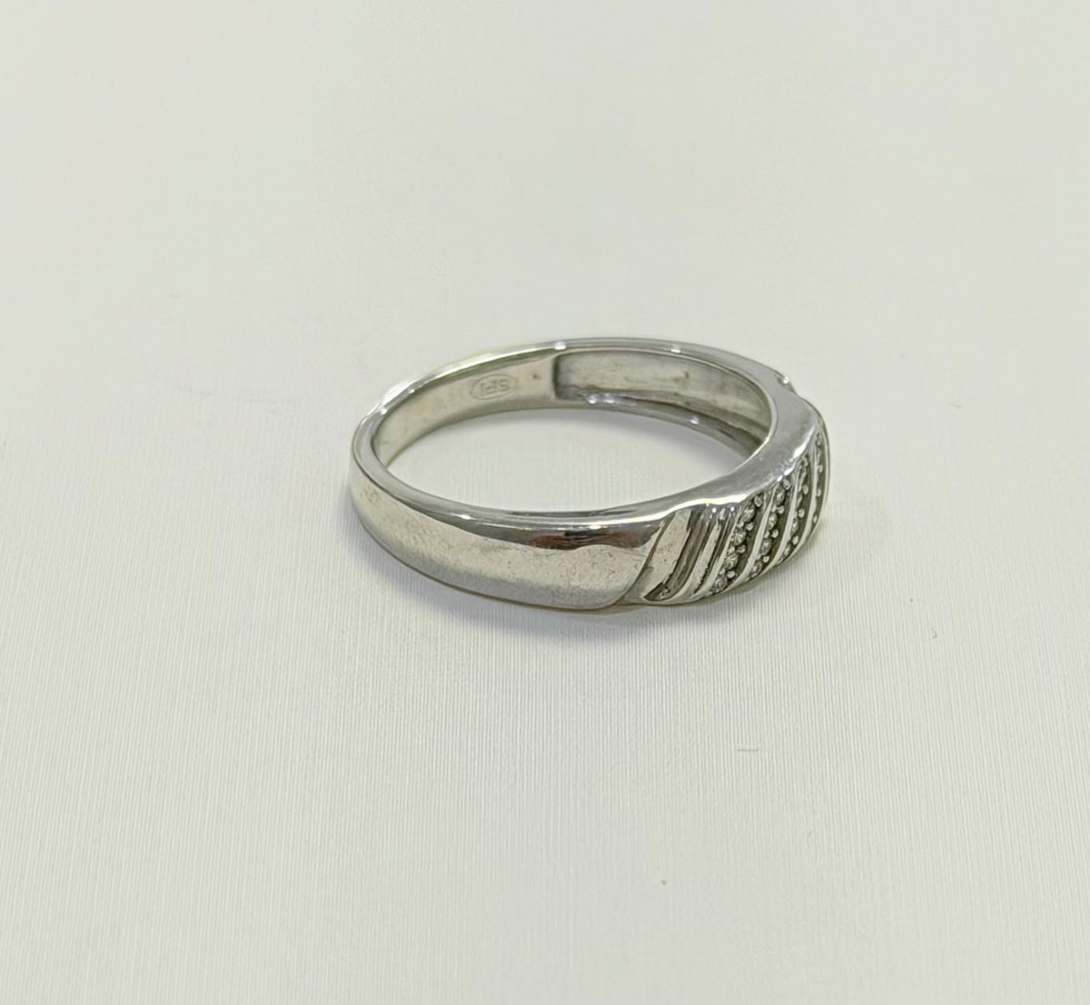 S565- NEW .925 Thin Band Silver Ring W.G