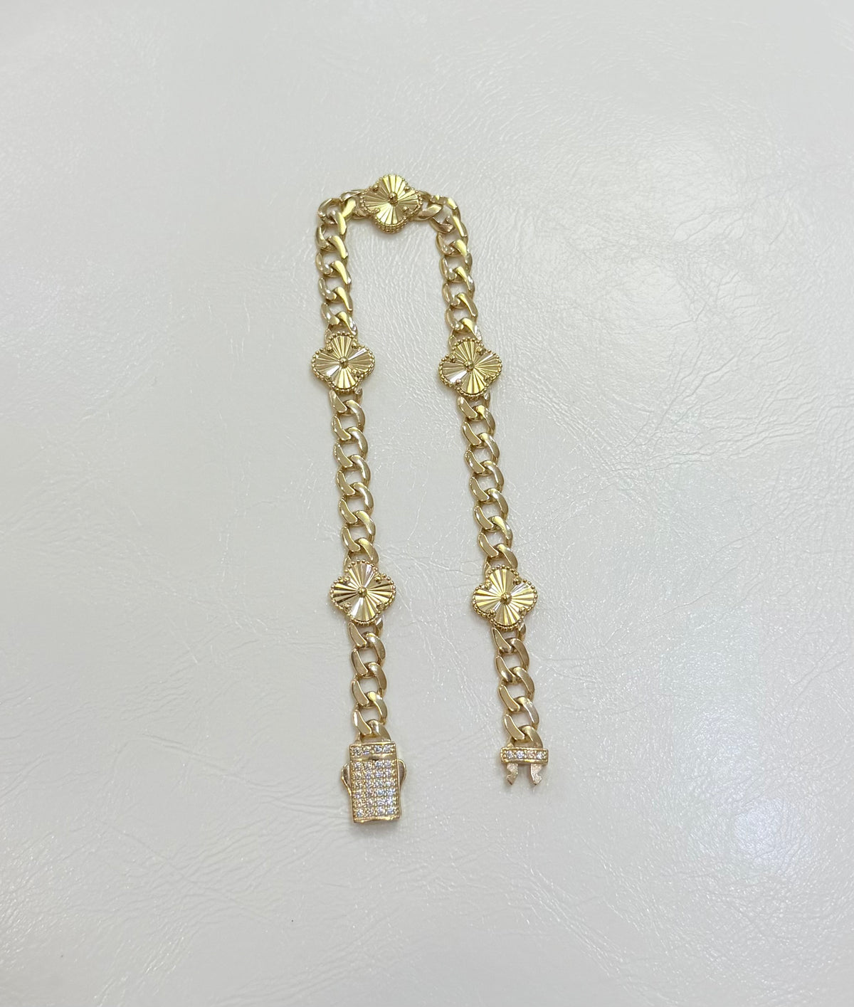 1812- NEW 14K Hollow Gold Trebol Bracelet 7.5” (9.1mm) W.G