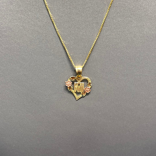 00144- Colgante en forma de corazón con la letra “M” de 14 quilates