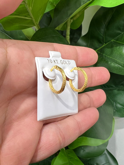 1652- NEW 10K Gold Hoop Fancy Earrings (18x2.3mm)W.G