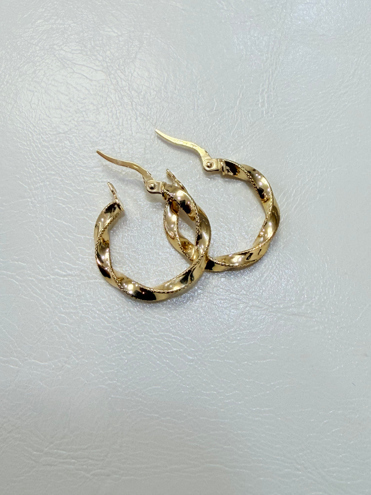 1819- NEW 14K Twisted Hoop Earrings (20x2.7mm) W.G