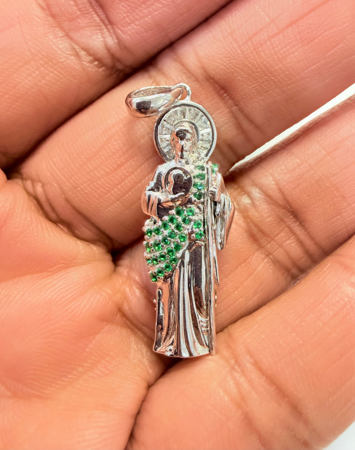 S0010- Colgante de San Judas Tadeo con Piedras Verdes Pequeñas